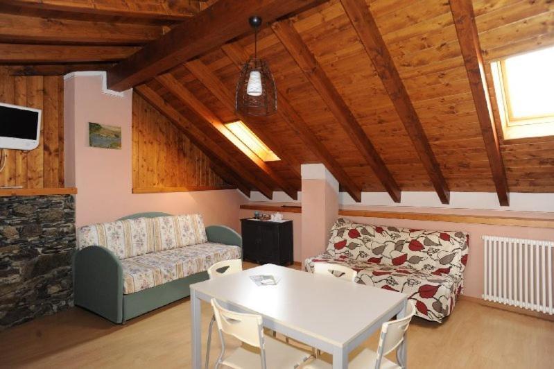Appartamenti Vacanze E Camere Roccetta Fiorita Pettenasco Zimmer foto